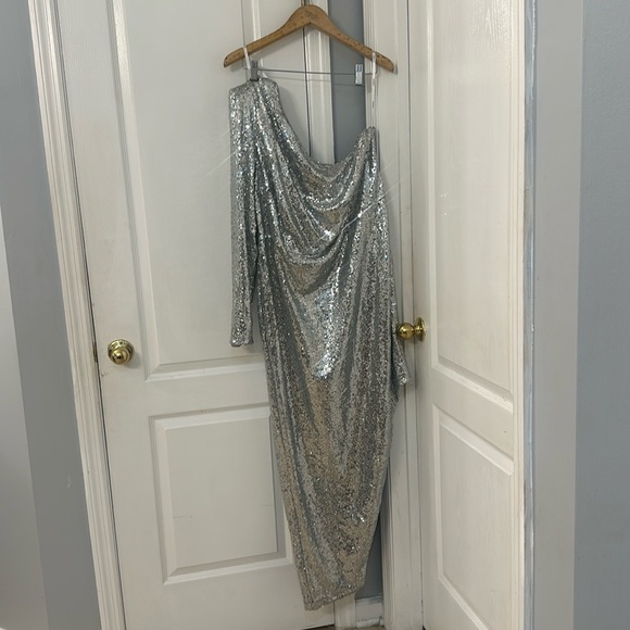 Eloquii | Strong Shoulder Sequin Dress With Slit - Picture 3 of 7